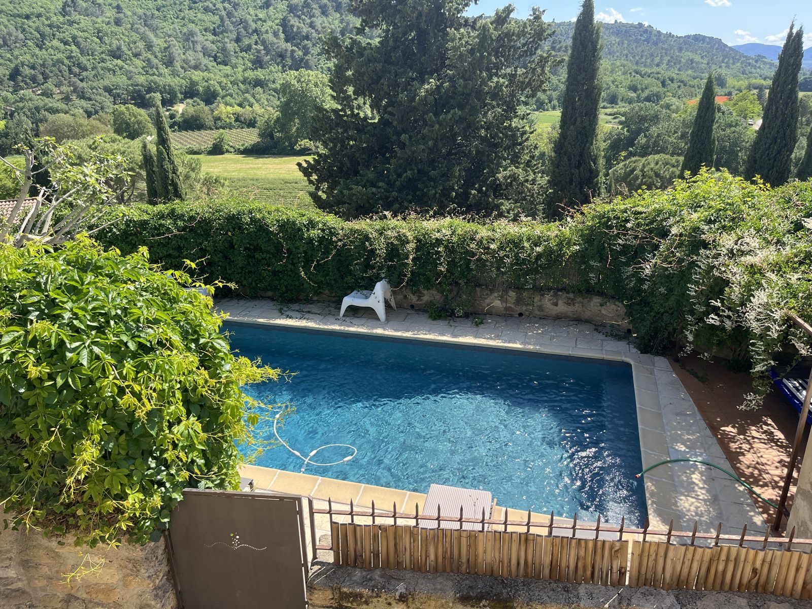 La piscine, face aux vignes et aux collines