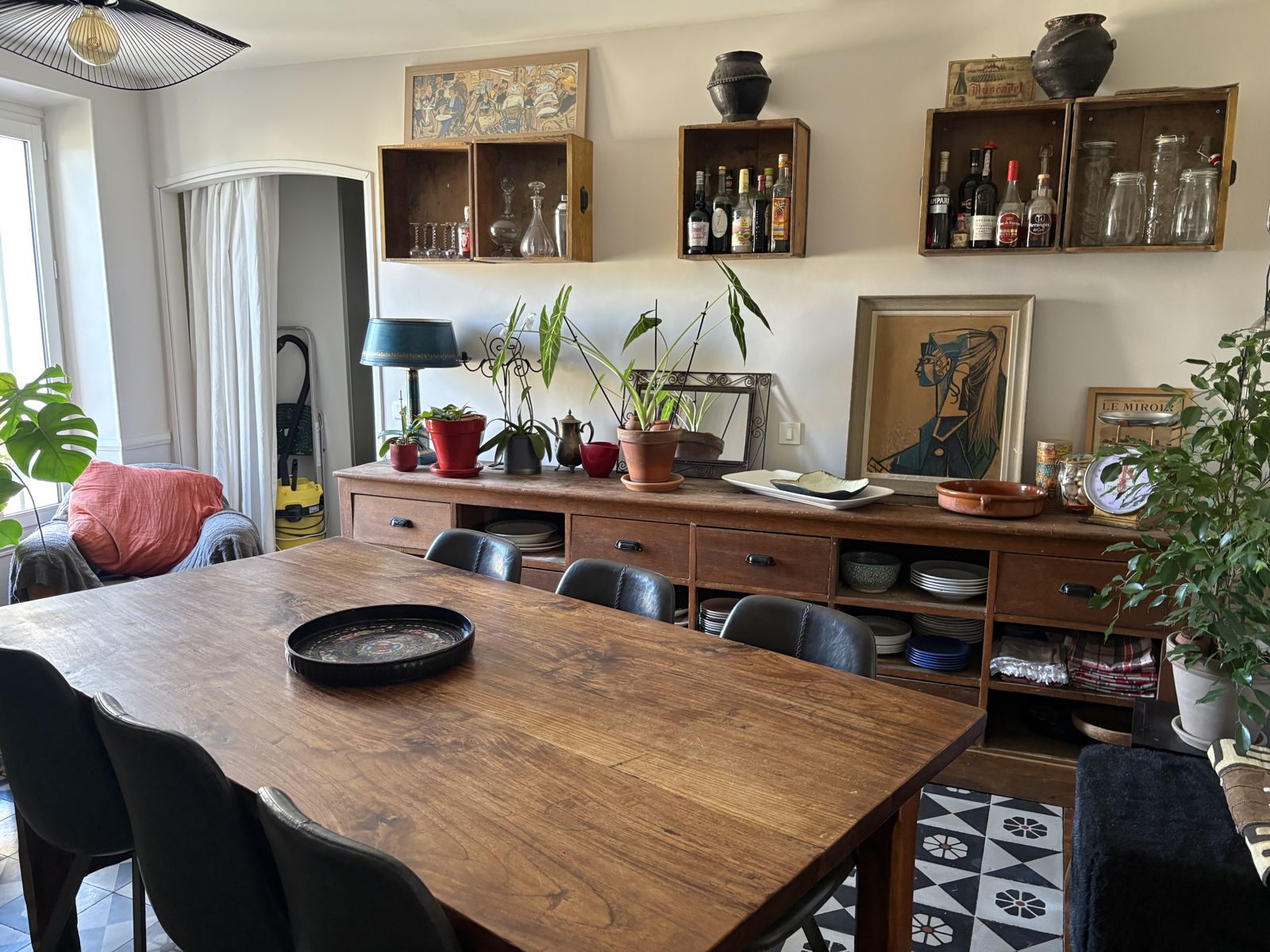 La grande table de la salle à manger et son buffet ancien