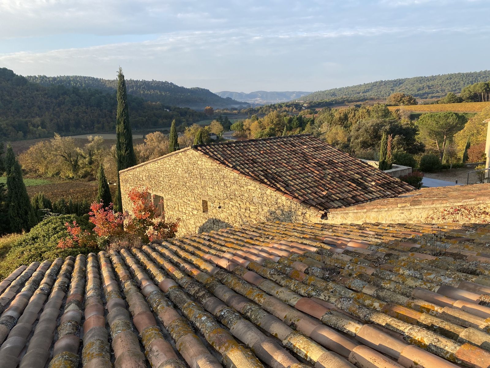 Vue sur la vallée depuis les toits, en automne
